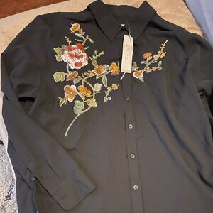 NWT Chico’s black easy shirt blouse with silky soft floral embroidery size 2